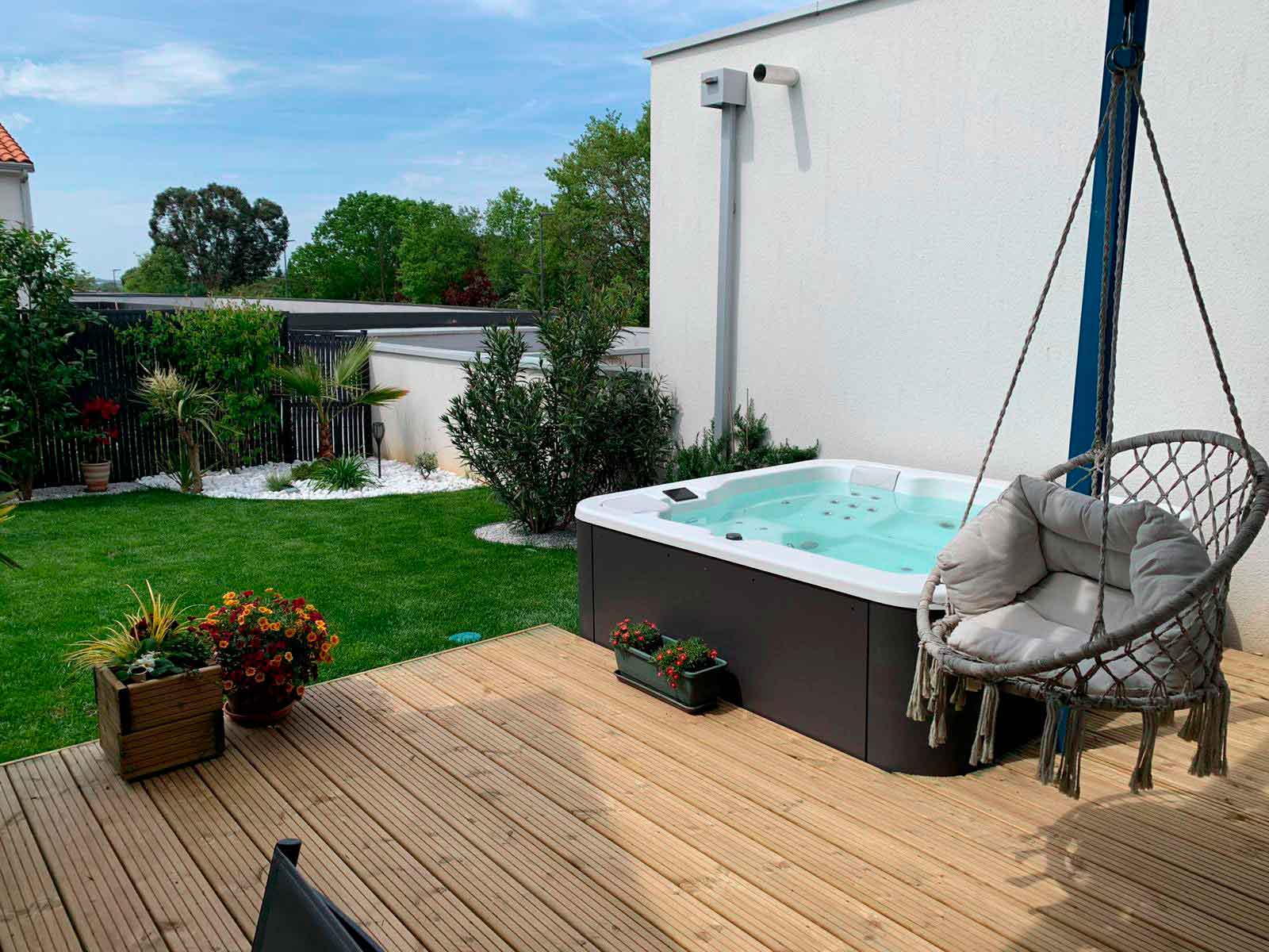 spa d'extérieur dans le jardin