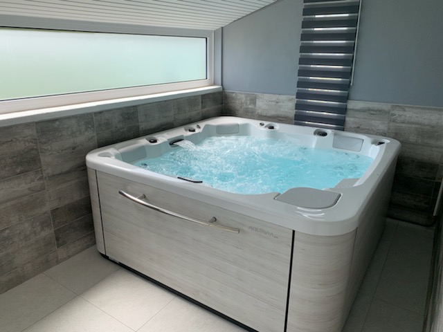 ESSENCE BLANC Pourquoi acheter un jacuzzi intérieur peut ajouter une touche d'élégance et de sophistication à votre maison - Ambiance & Spa - 3 ESSENCE BLANC