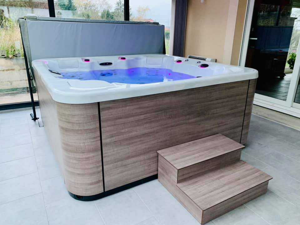 Essence Thunder White Pourquoi acheter un jacuzzi intérieur peut ajouter une touche d'élégance et de sophistication à votre maison - Ambiance & Spa - 4 Essence Thunder White